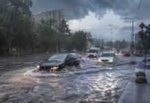 Сильні зливи в Україні: як діяти, коли вода швидко прибуває Сильні зливи в Україні та підтоплення вулиць